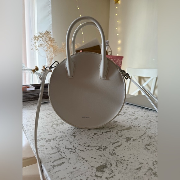 MATT & NAT Vegan White Circle Tote Handbag - Picture 10 of 13
